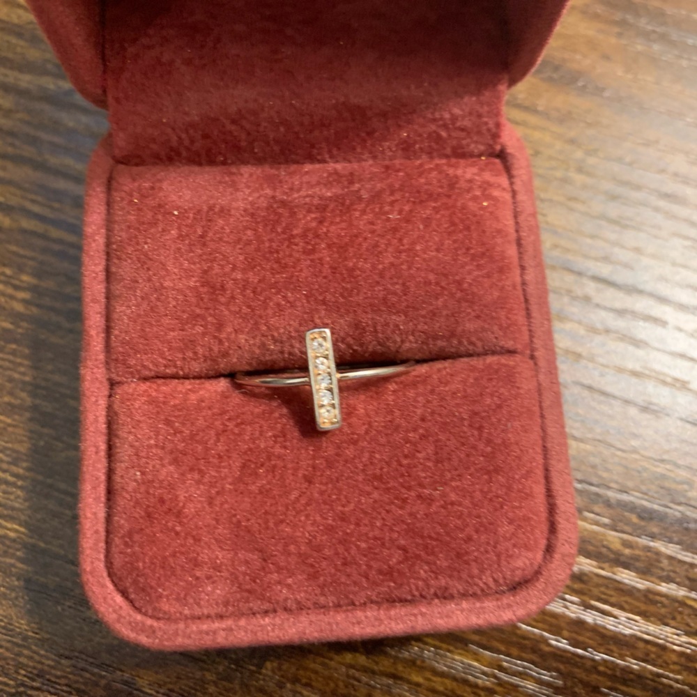 925 sterling silver ring w/zirconias